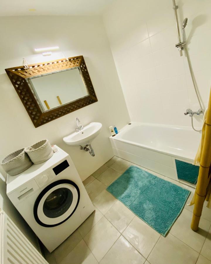 Cozy & Charming City Apartment Вена Экстерьер фото